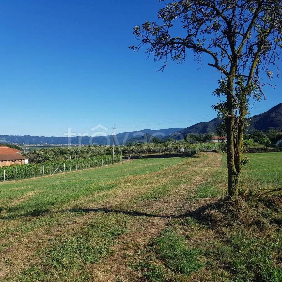 Aed - Rustic Property with Land in Envie