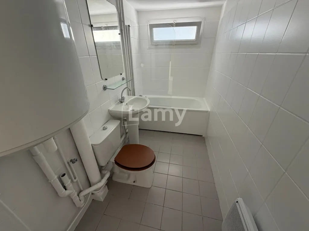 Vannitoad - Renovated 2-Bedroom Apartment in Chantilly