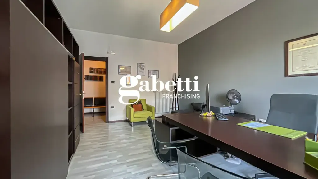 Kabinet - Income-Generating Flat with Balcony in Pompeii