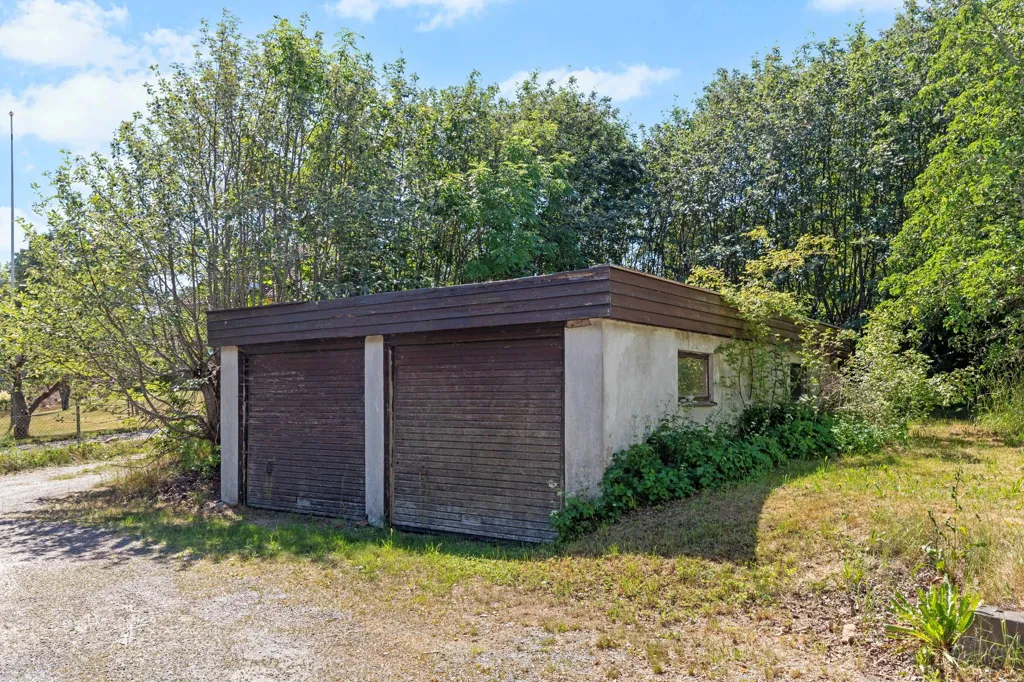 Garage - Villa with Garden and Basement in Gängletorp