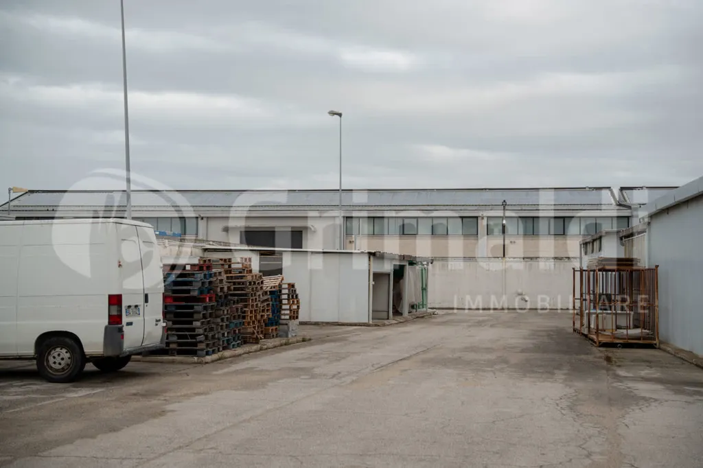 Välivaade - Warehouse with Office Space in Barletta