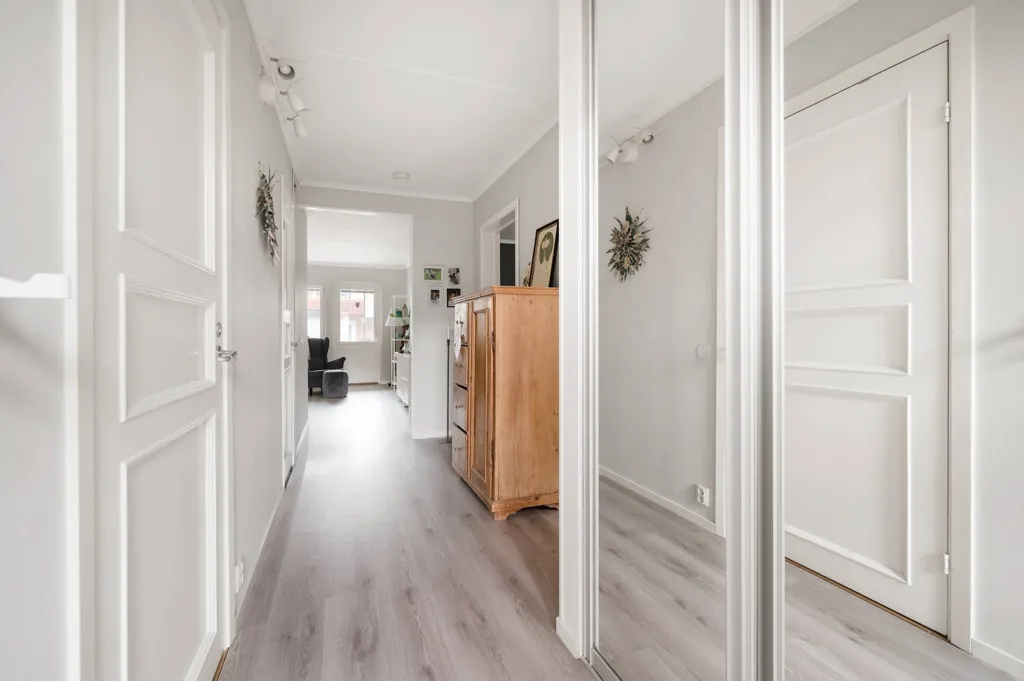 Esik - Corner Flat with Balcony in Lillsjö, Stockholm