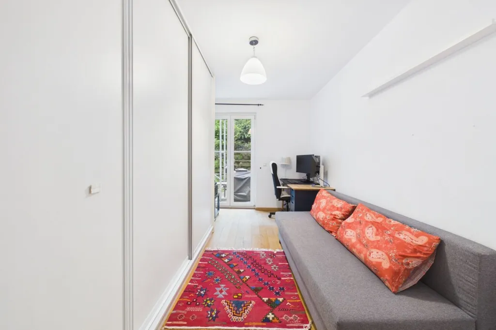Magamistoad - 3-Bedroom Apartment with Garden in Itzig