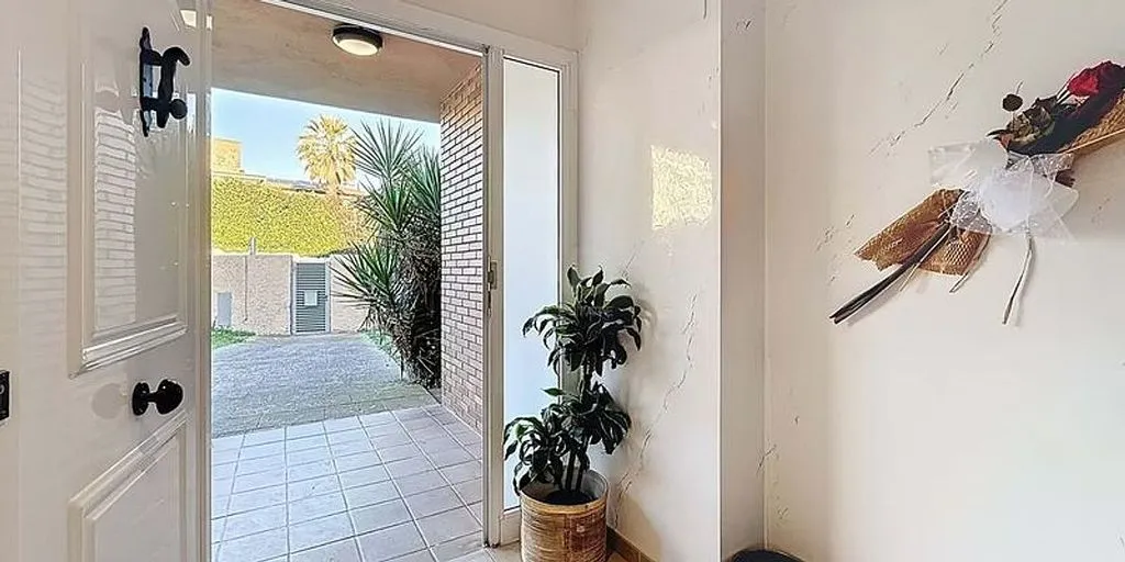 Entrée - Luxury Detached House with Wellness Features in Sabadell