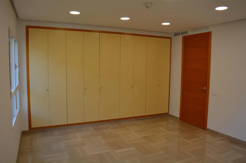 Rooms - Office with Corner Location in Valencia