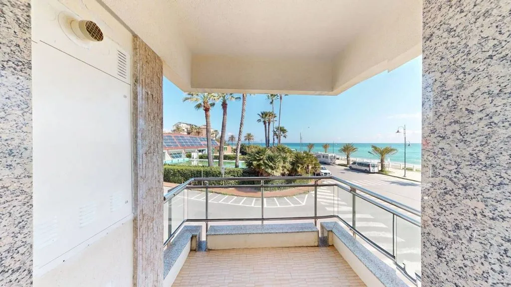 Rõdu - Luxury Seafront Apartment in Albenga