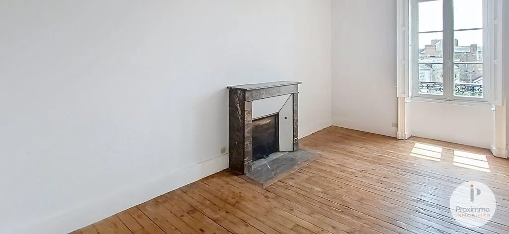 Toad - Bright 4-Piece Apartment in Redon Centre