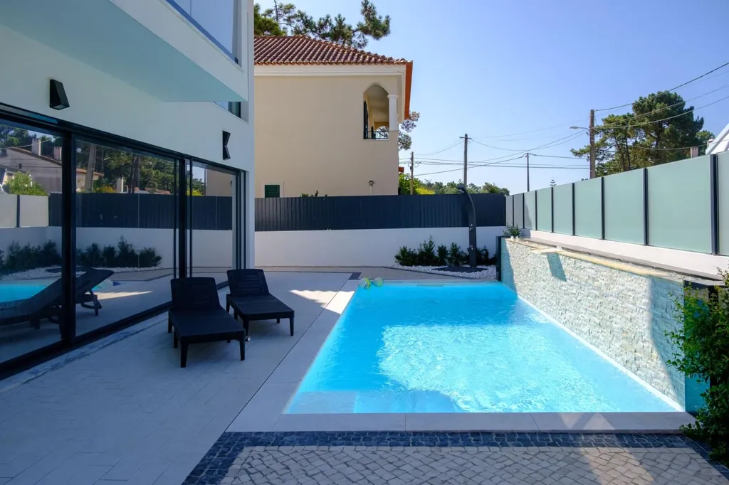 Piscine - Contemporary Villa with Pool in Aroeira, Almada