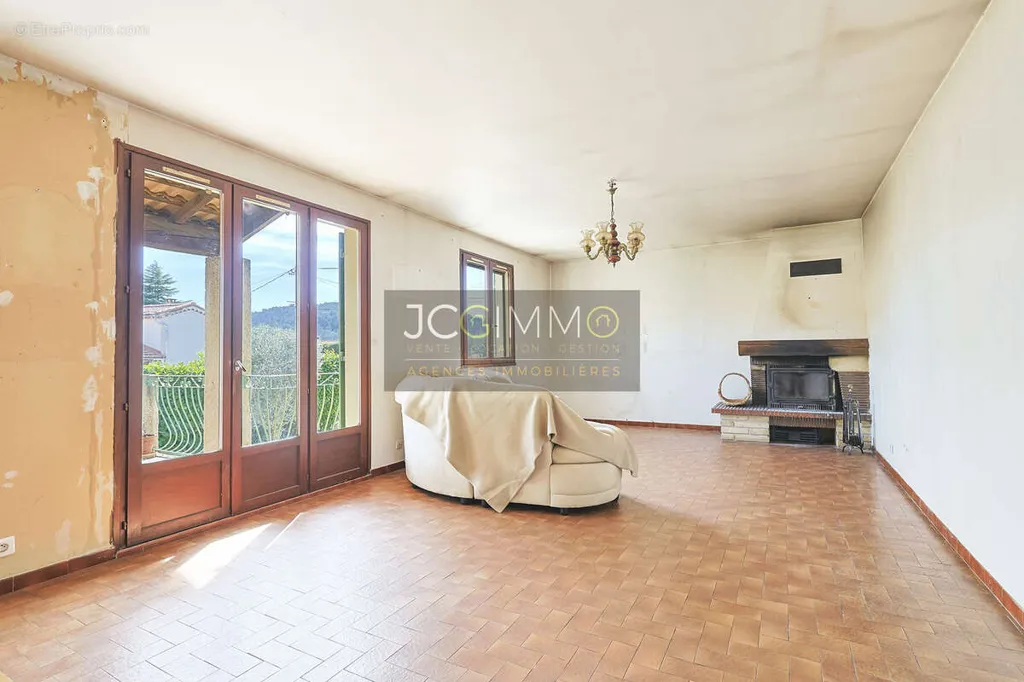 Séjour - Villa T3 avec Jardin et Garage à Cabasse