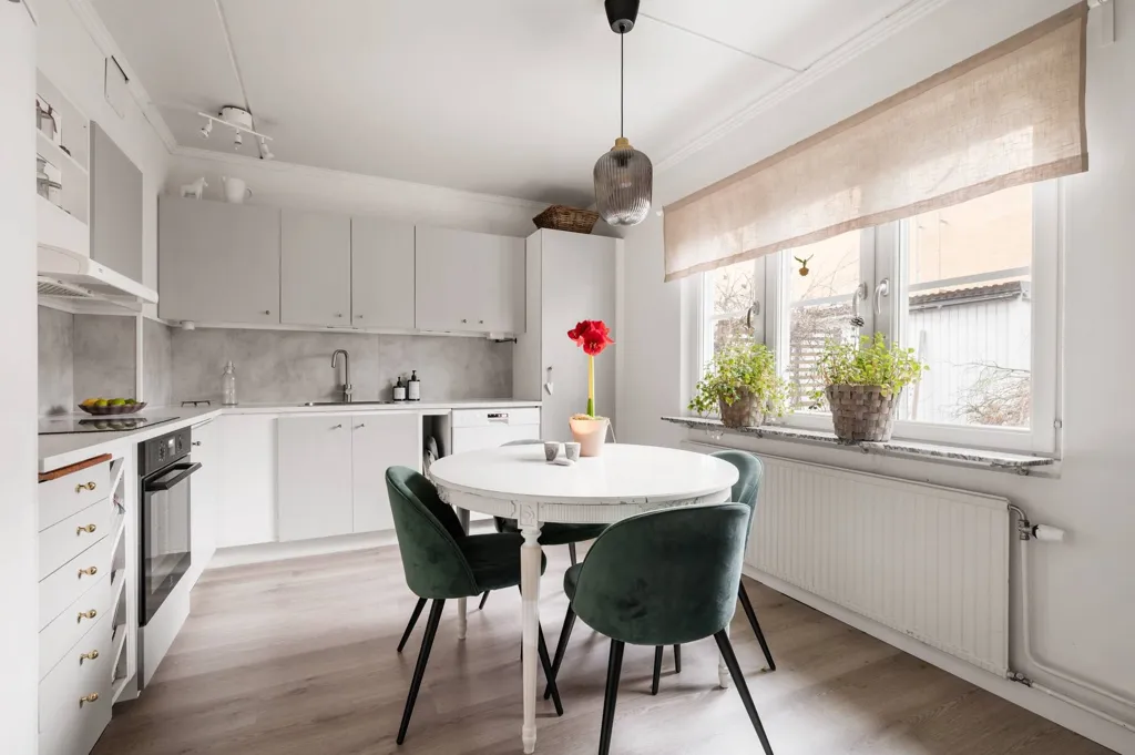 Söögituba - Corner Flat with Balcony in Lillsjö, Stockholm