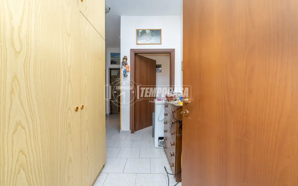 Hallway - Three-Bedroom Flat with Garden in Seriate