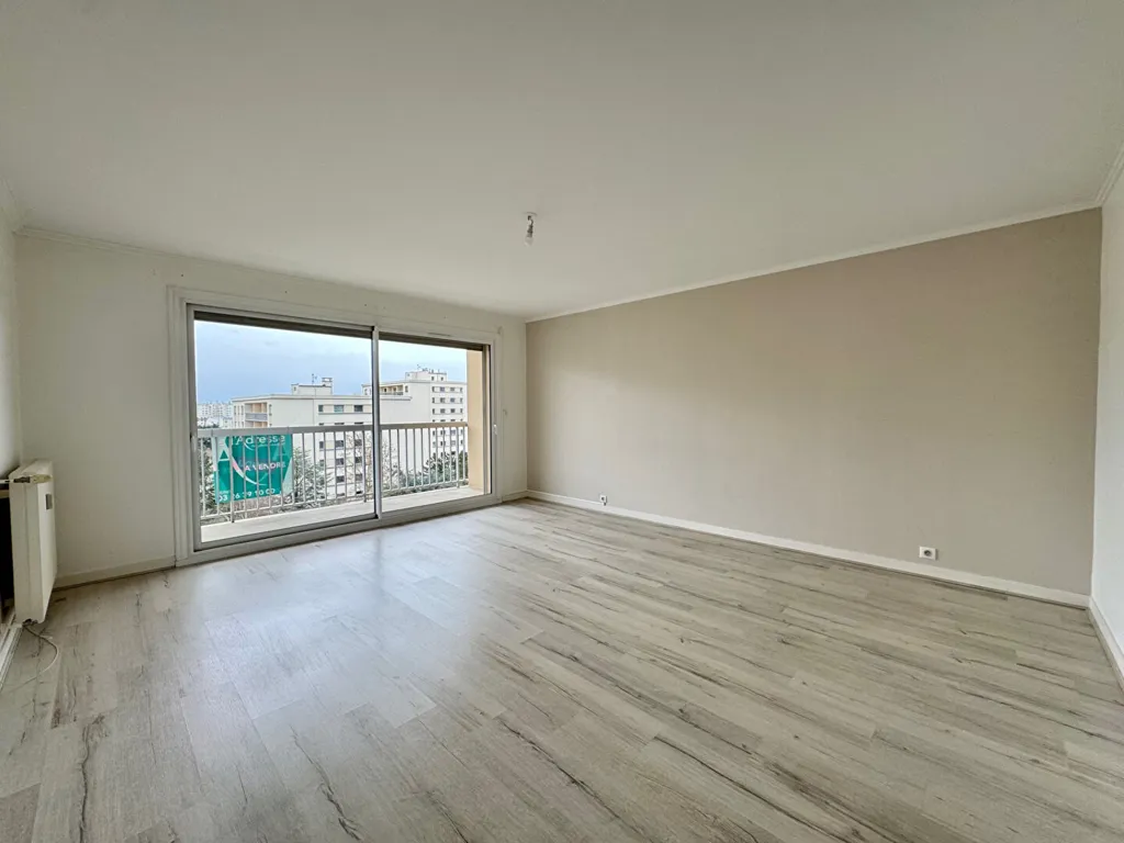 Rooms - Bright 3-Bedroom Apartment with Balcony in Saint Marceaux