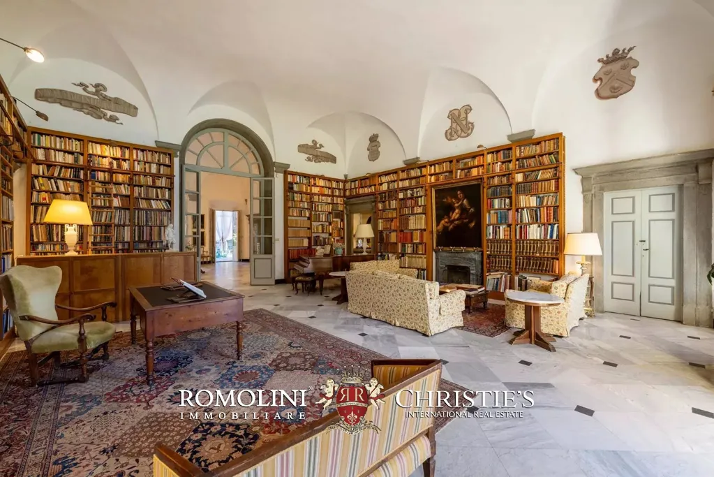 Bureau - Frescoed Villa with Garden near Lucca