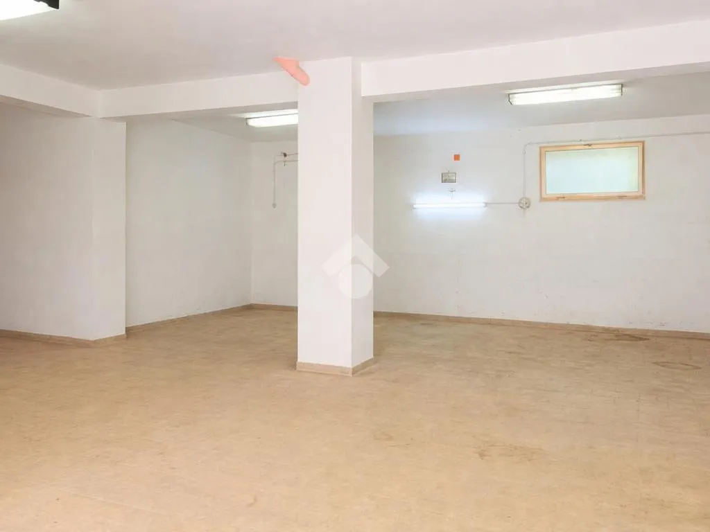 Garaaž - Warehouse with Double Garage Doors in Villa Rosina