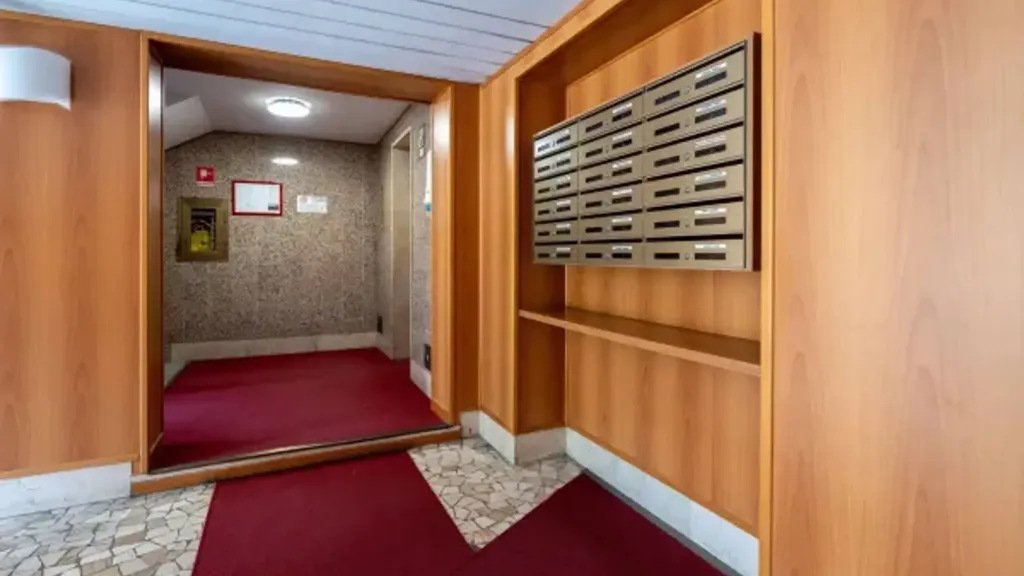 Ingresso - Bright Trilocale with Balcony in Gallaratese, Milan