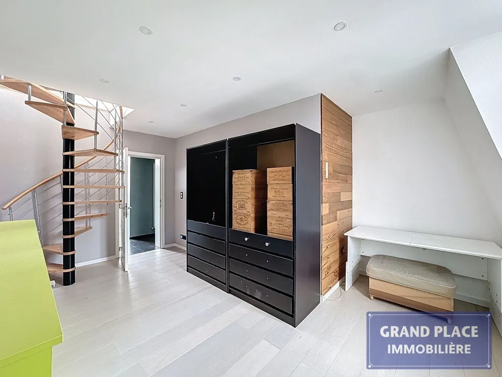 Esik - Renovated Triplex with Terraces in Joli-Bois, Waterloo