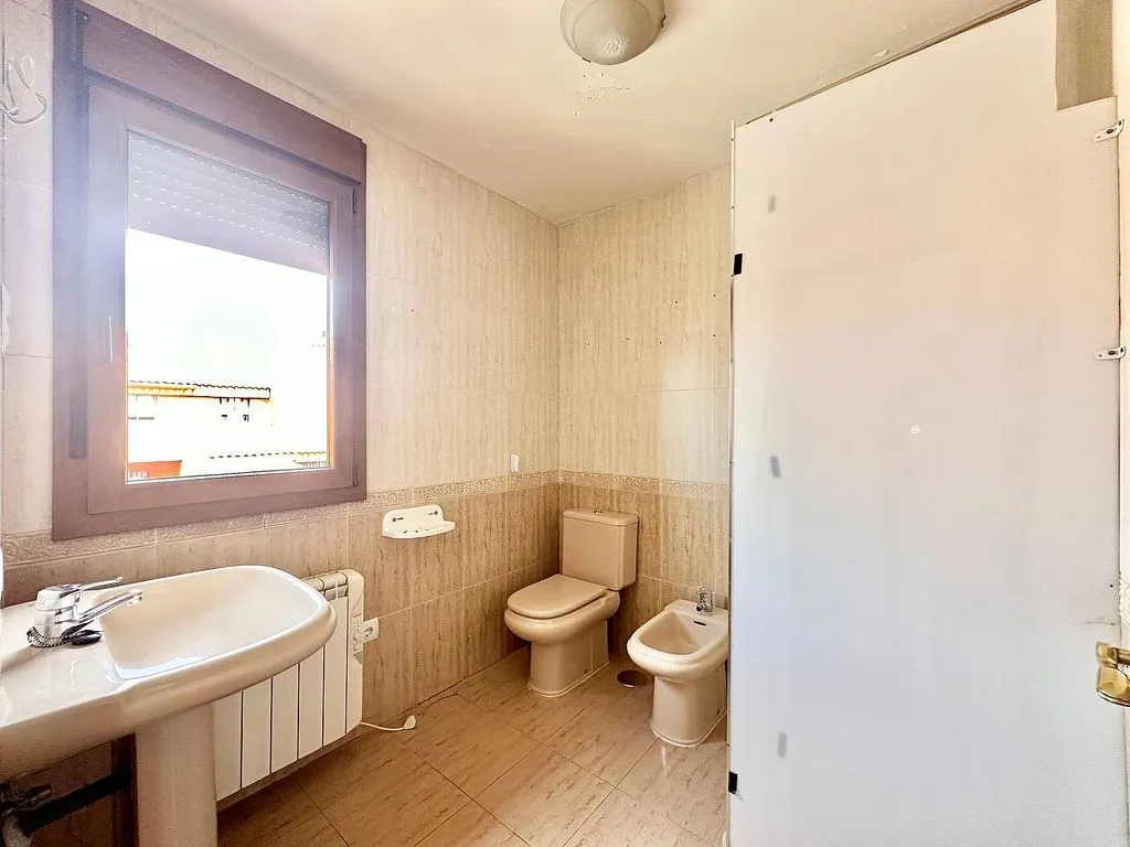 Salles de bain - Patio-Backed Chalet in Mejorada del Campo