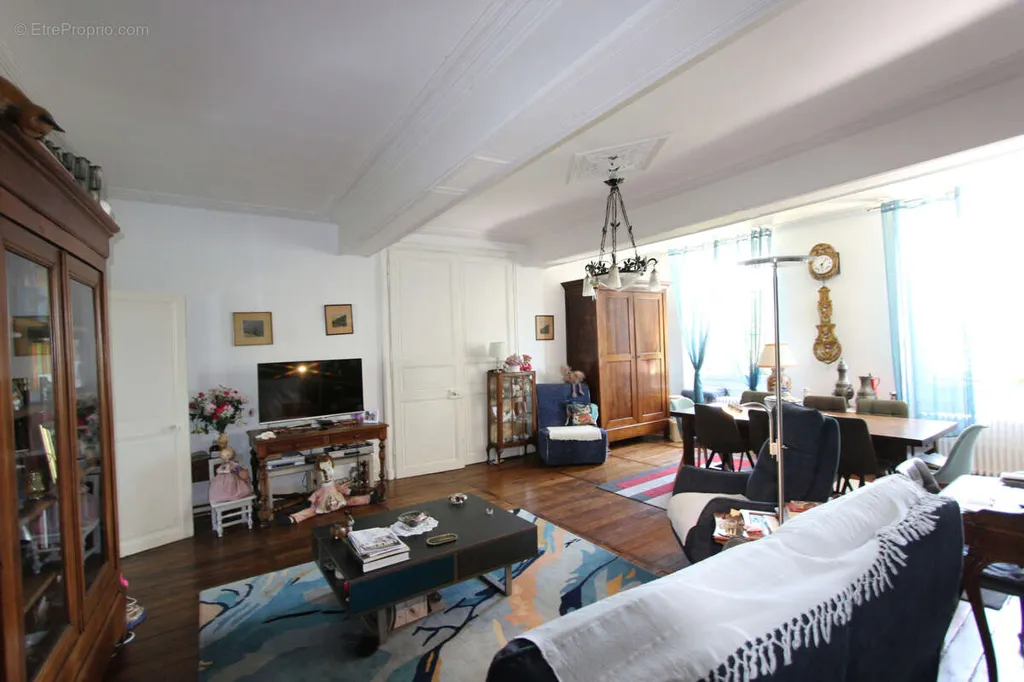 Séjour - Maison de Ville Charmante dans le Quartier Historique de Nevers