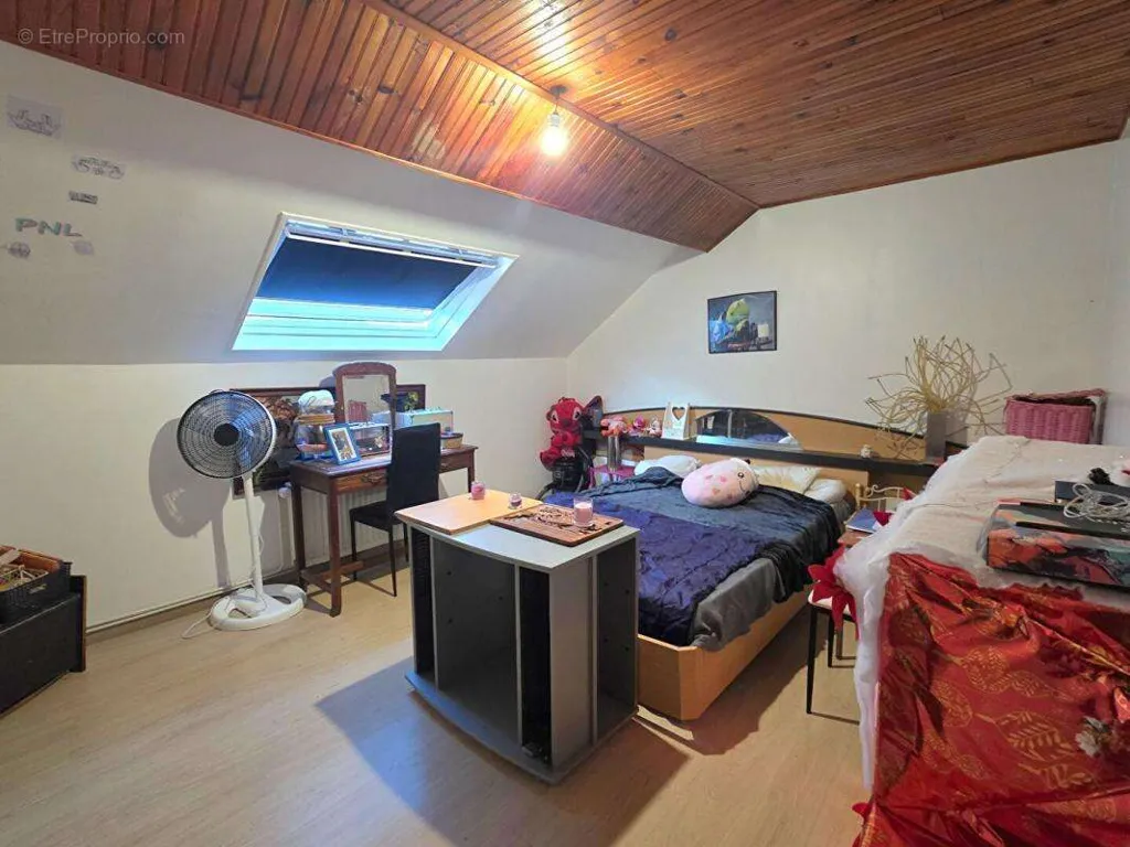 Chambres - Maison avec Jardin et Garage à Fourmies