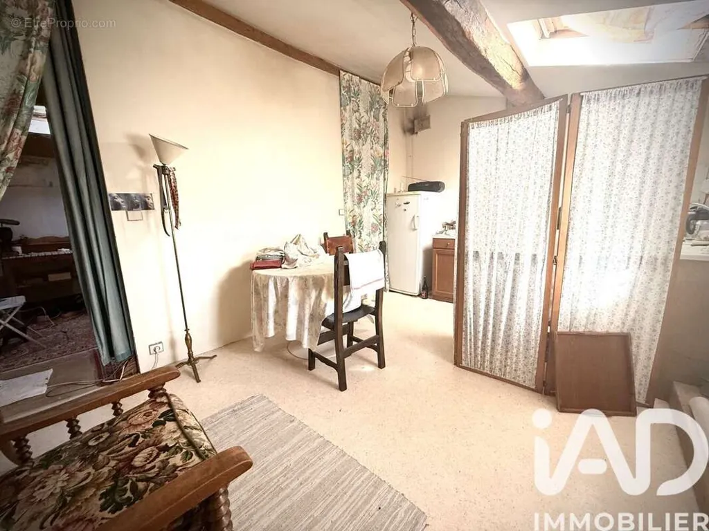 Sala da pranzo - Historic Property with Potential in Villefollet