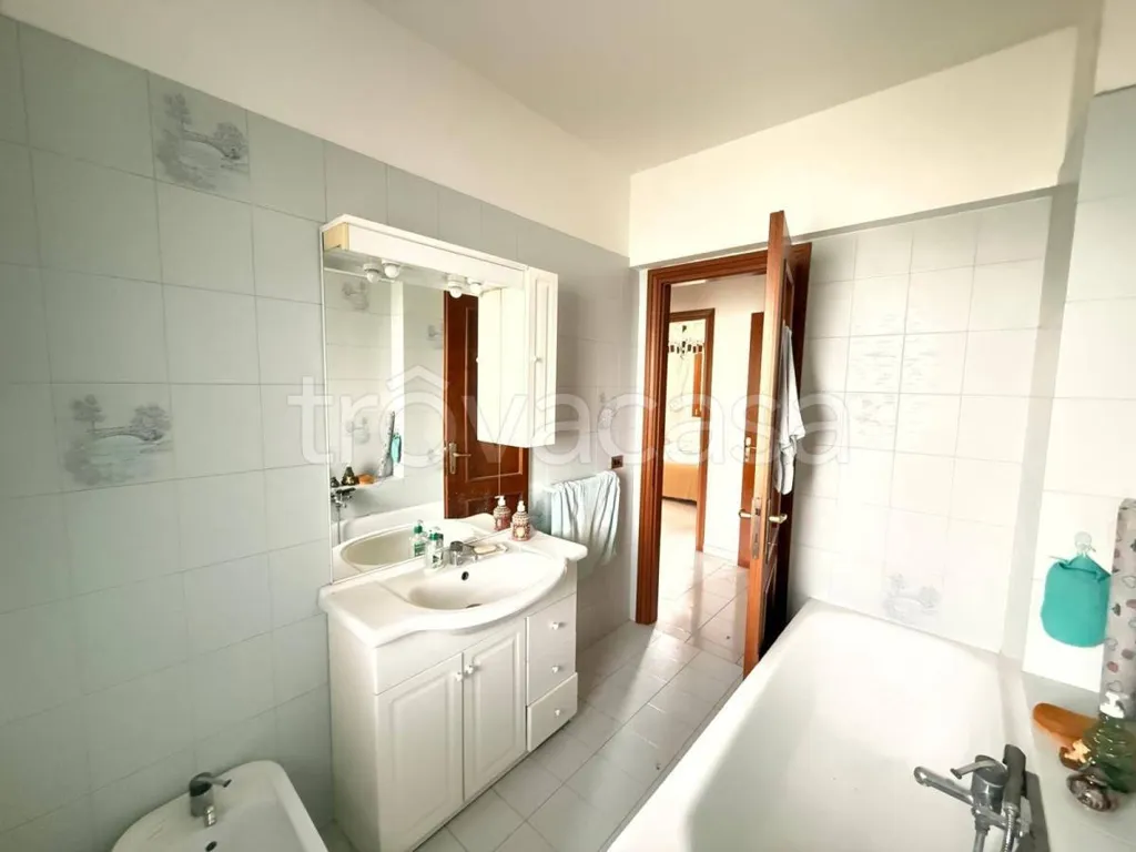 Salles de bain - Apartment with Balcony in Villa Reatina, Rieti