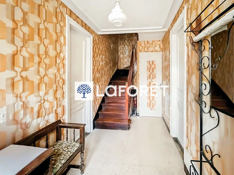 Esik - Charming Flat in Historic Crespières