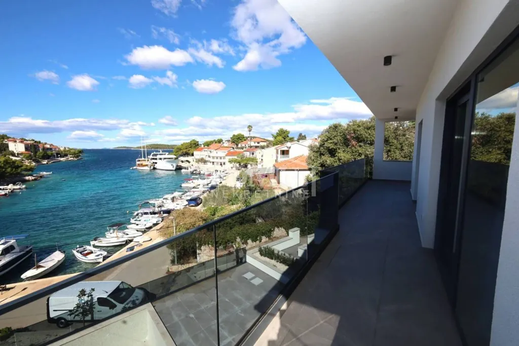 Terrasse - Modern Villa with Sea View in Rogoznica