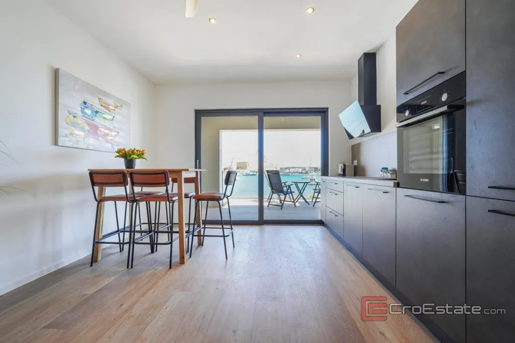 Köök - Modern Seafront Apartment in Trogir