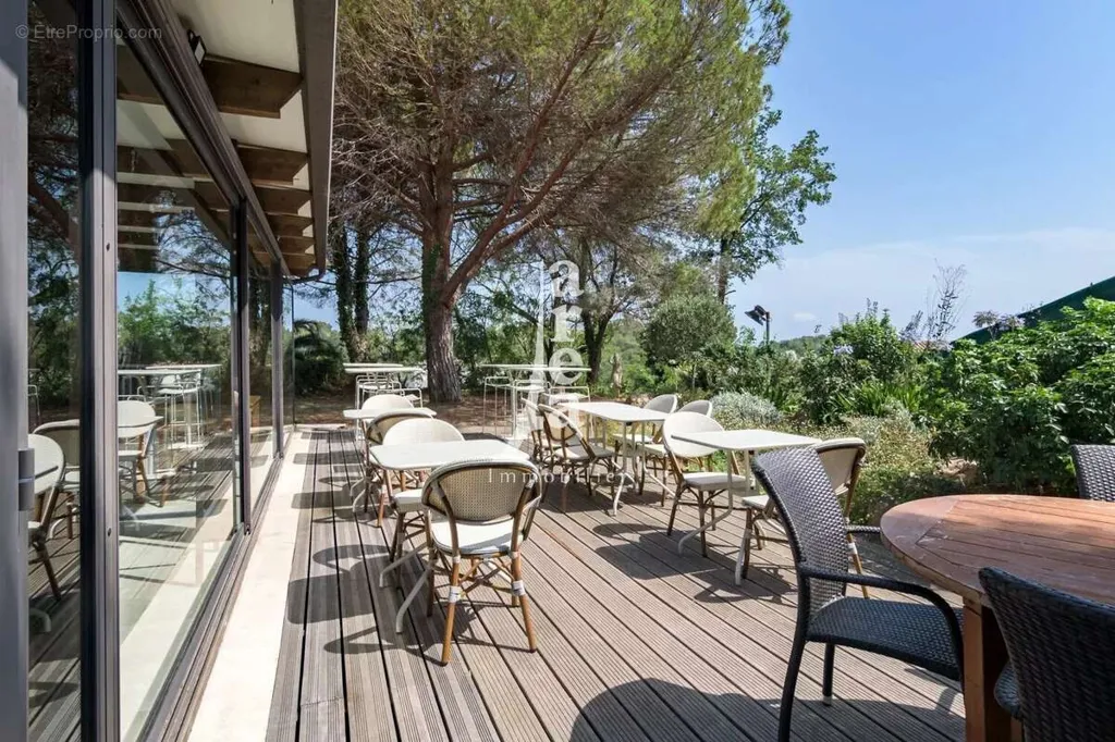 Terrasse - Hôtel avec Piscine et Extension Possible à Mougins
