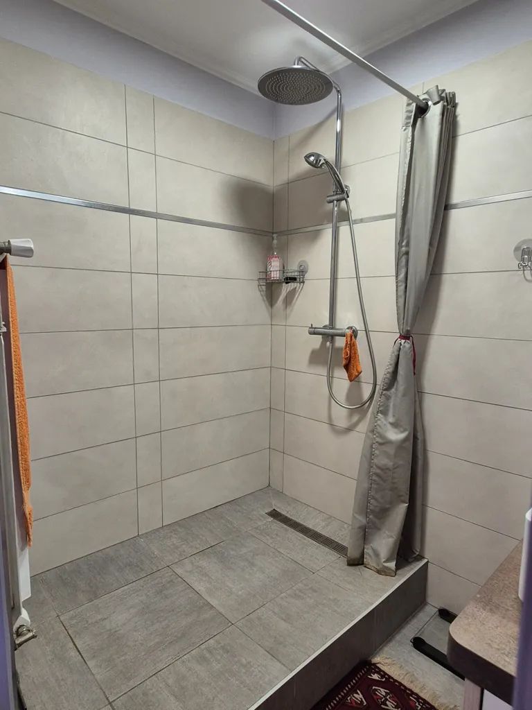 Vannitoad - Top-Floor Apartment with View in Alès