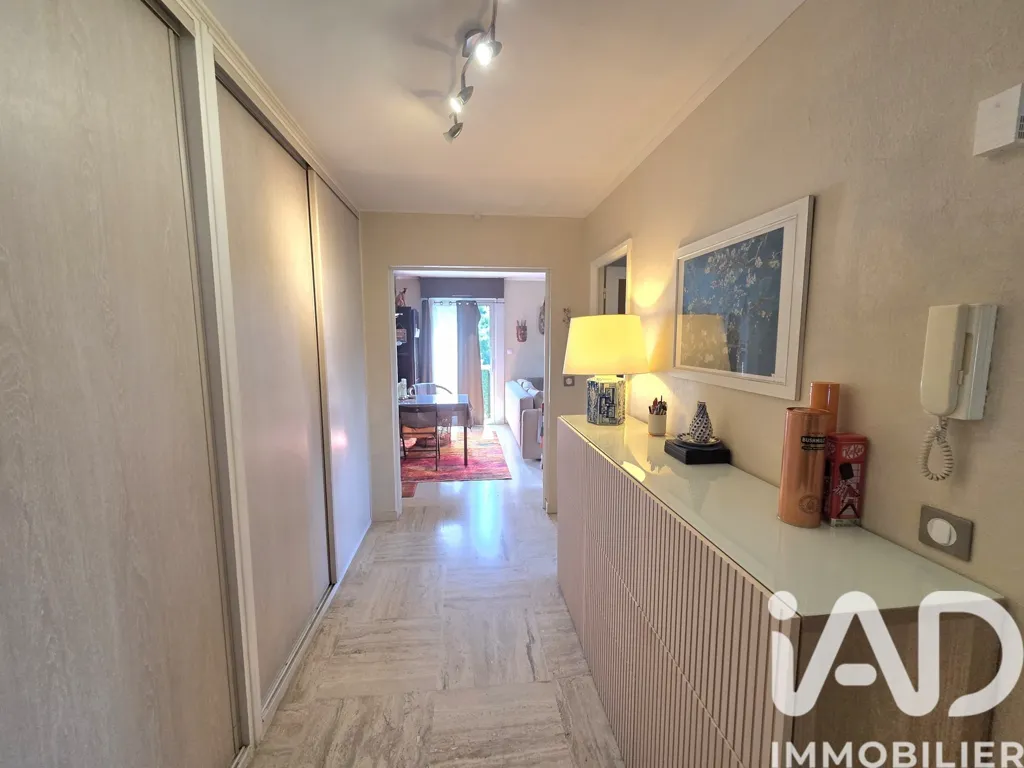 Esik - 3-Bed Flat with Terrace in Nice