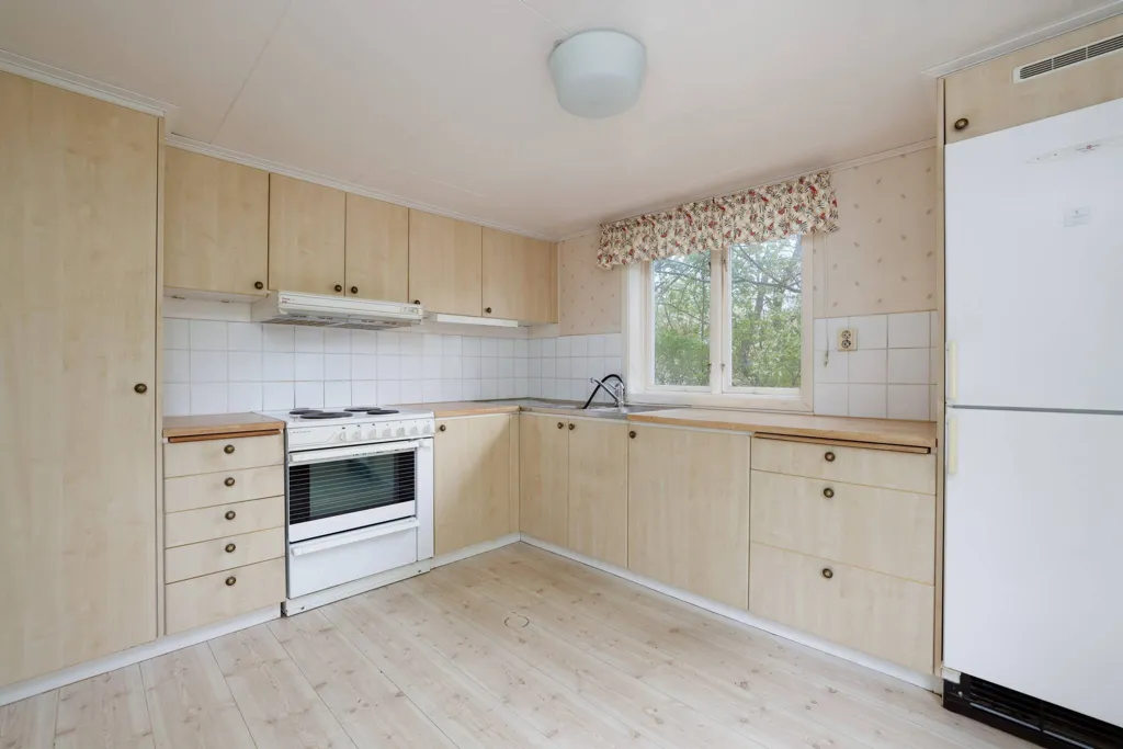 Cuisine - Charming Villa with Large Garden in Generous Location