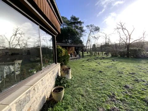 Jardin - Maison de Plain-Pied avec Piscine et Terrain d'1 Hectare