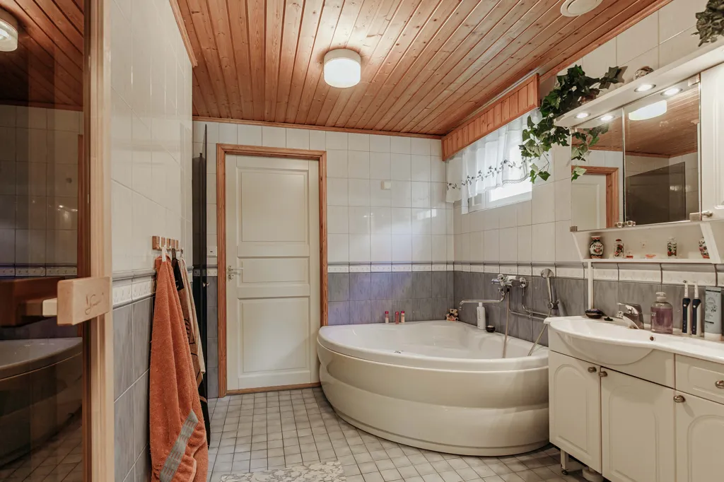 Vannitoad - Spacious Detached House with Garden in Riskunmäki