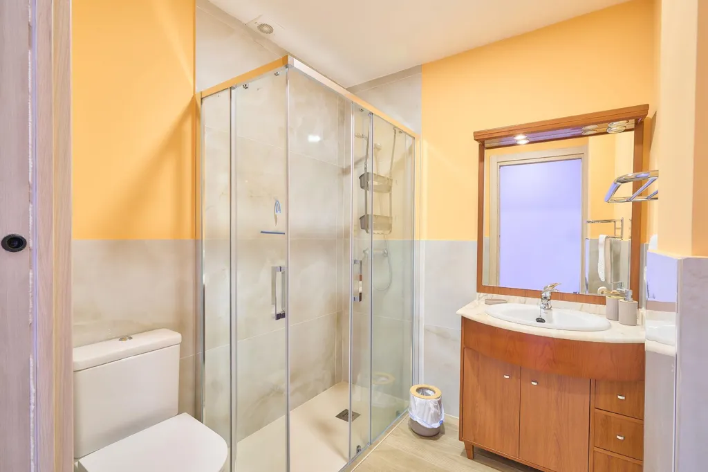 Salles de bain - Rustic Chalet with Pool in Santiz