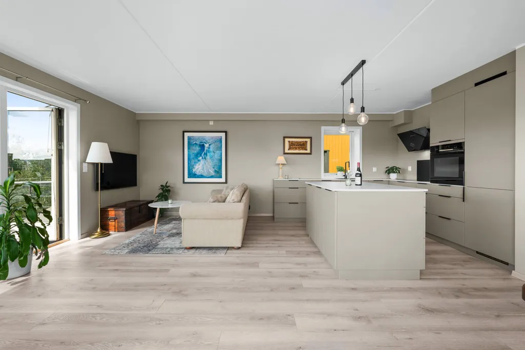 Köök - Modern 4-Bedroom Flat in Nannestad