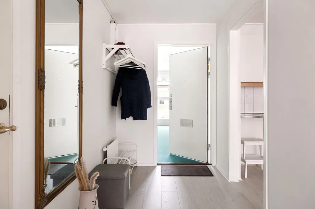 Entrée - 55+ Apartment with Balcony in Central Gothenburg