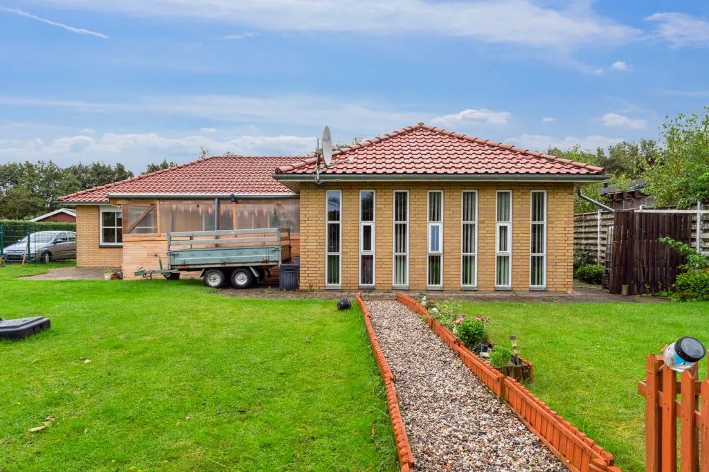 Garden - Villa with Play Area near Give