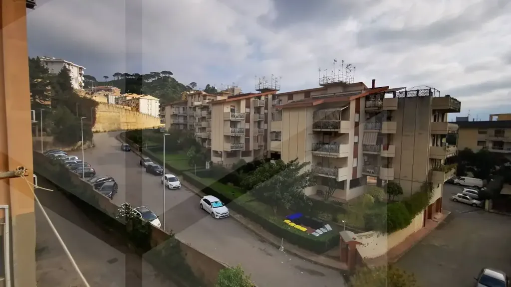 Rõdu - Recently Refined Apartment with Parking in Messina