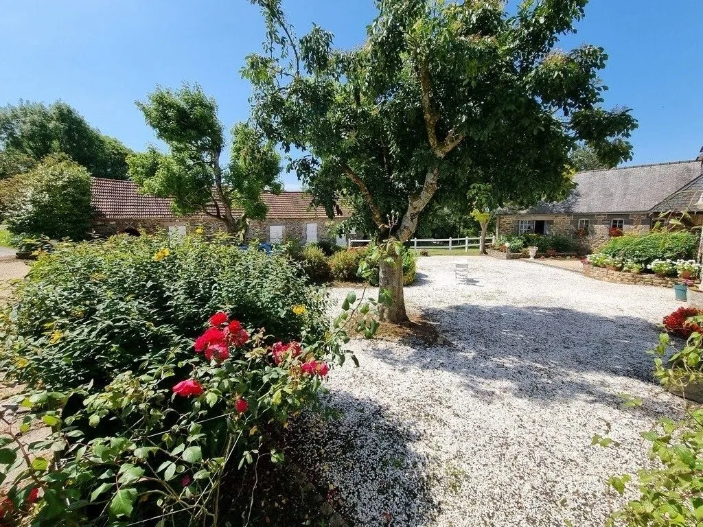 Aed - Farmhouse with Equestrian Features in La Roche-Maurice
