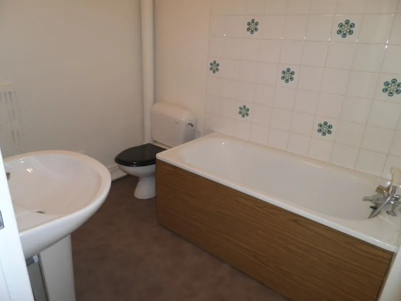 Bathrooms - Studio near Beaulieu Campus in Rennes