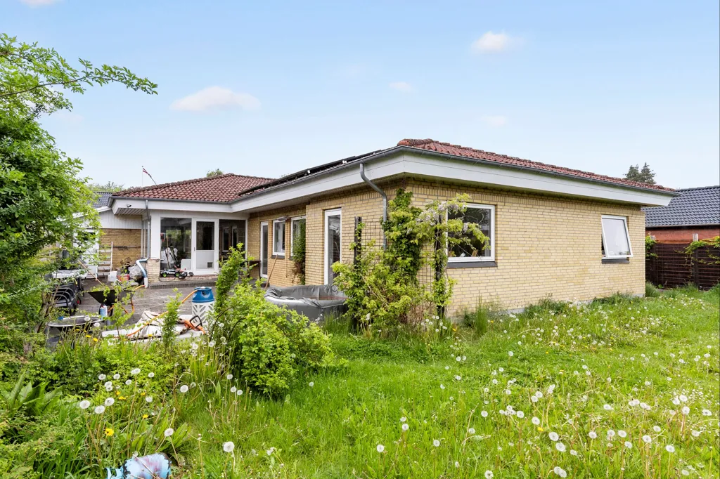 Jardin - Fenced Villa with Garden in Odense V