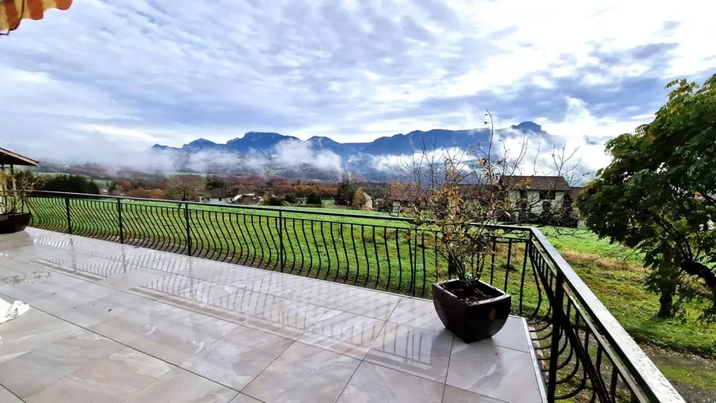Terrass - Spacious Apartment with Mountain View in Groisy