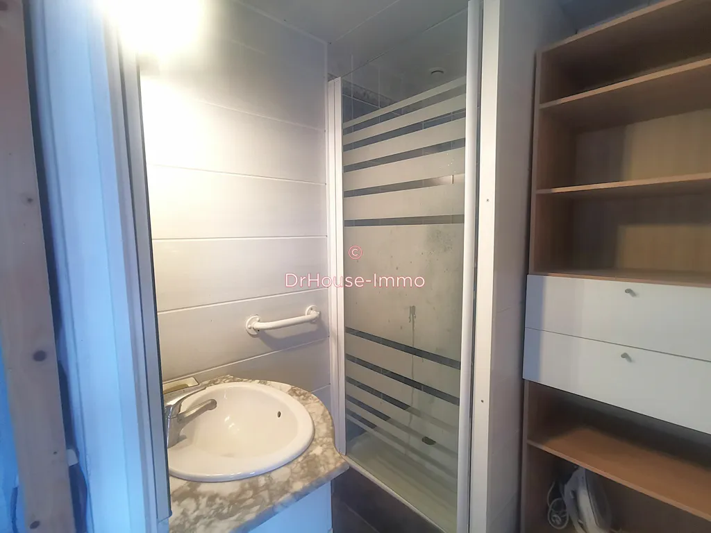 Bathrooms - Charming Two-Bedroom Apartment in Batz-sur-Mer