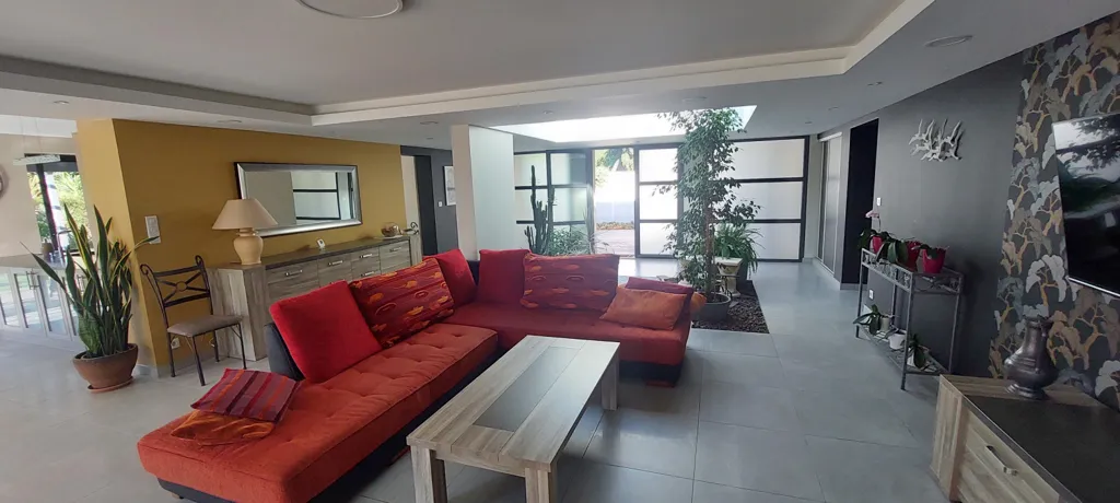 Elutuba - Architectural Villa with Pool in Claira