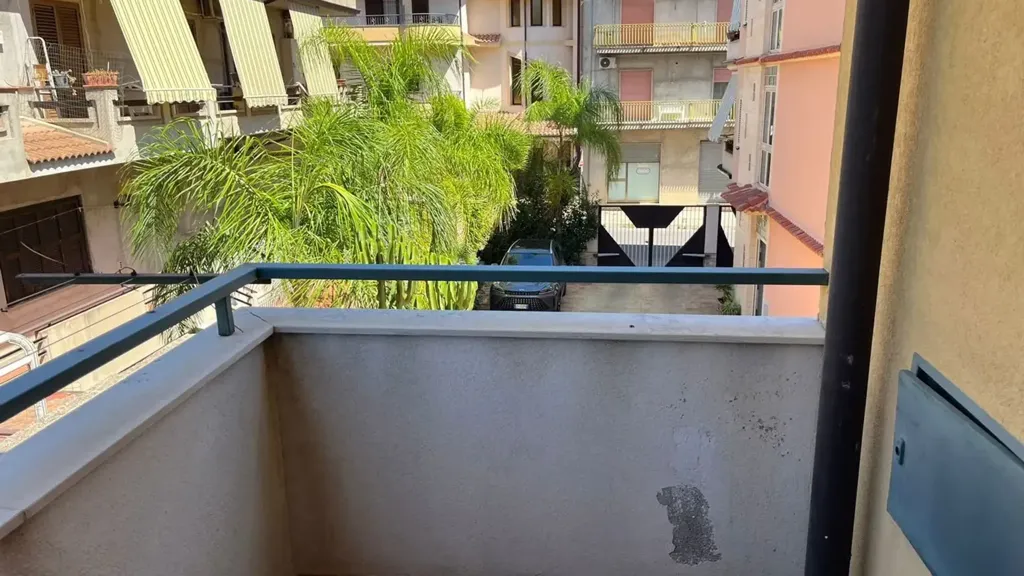 Balcone - Three-Bedroom Flat with Balconies in Siderno