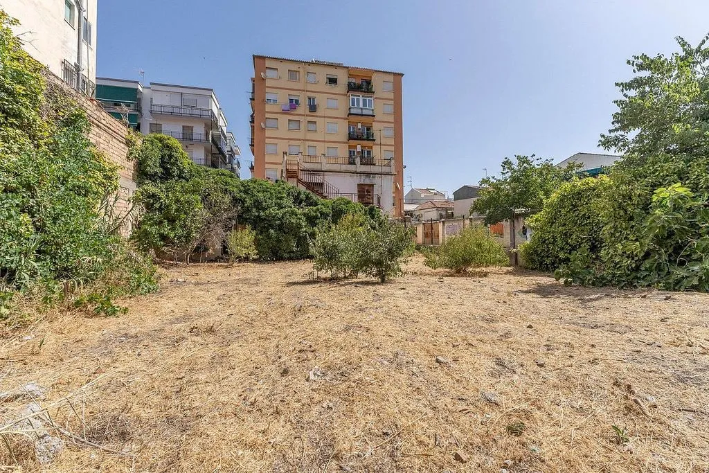 Aed - Detached House with Private Garden in Granada