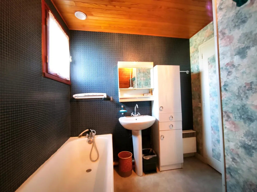 Salles de bain - Maison Charmante avec Jardin à Verton