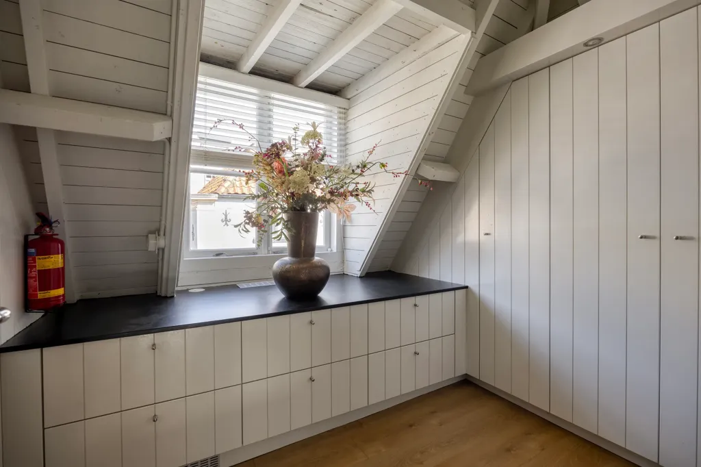 Toad - Monumental Canal House with Split-Level in Oudewater