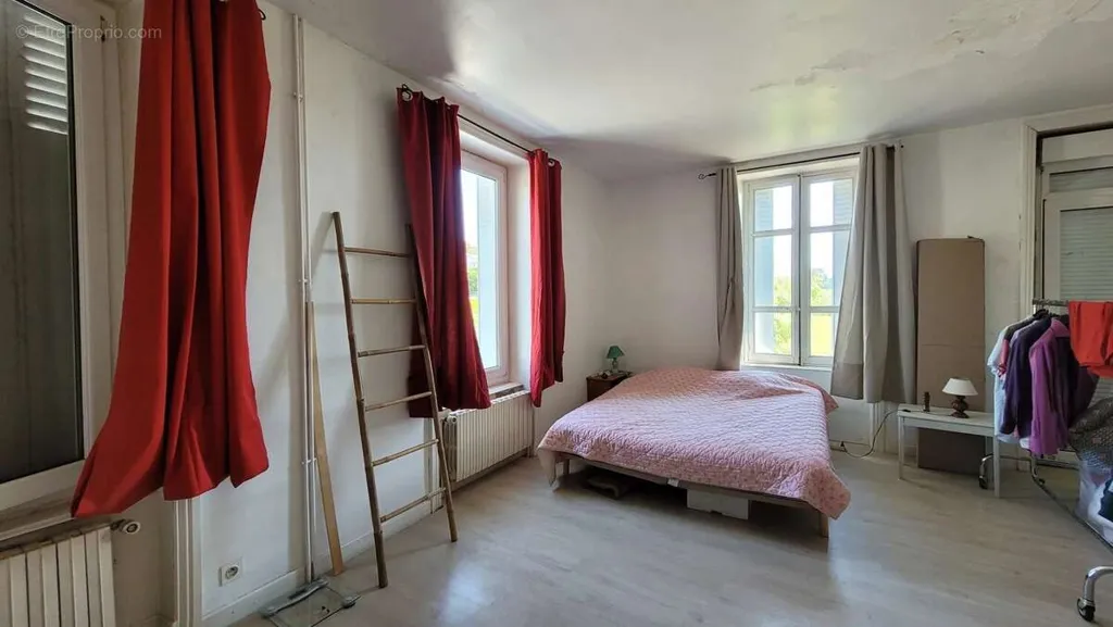 Magamistoad - House with Commercial Space in Saint-Agrève